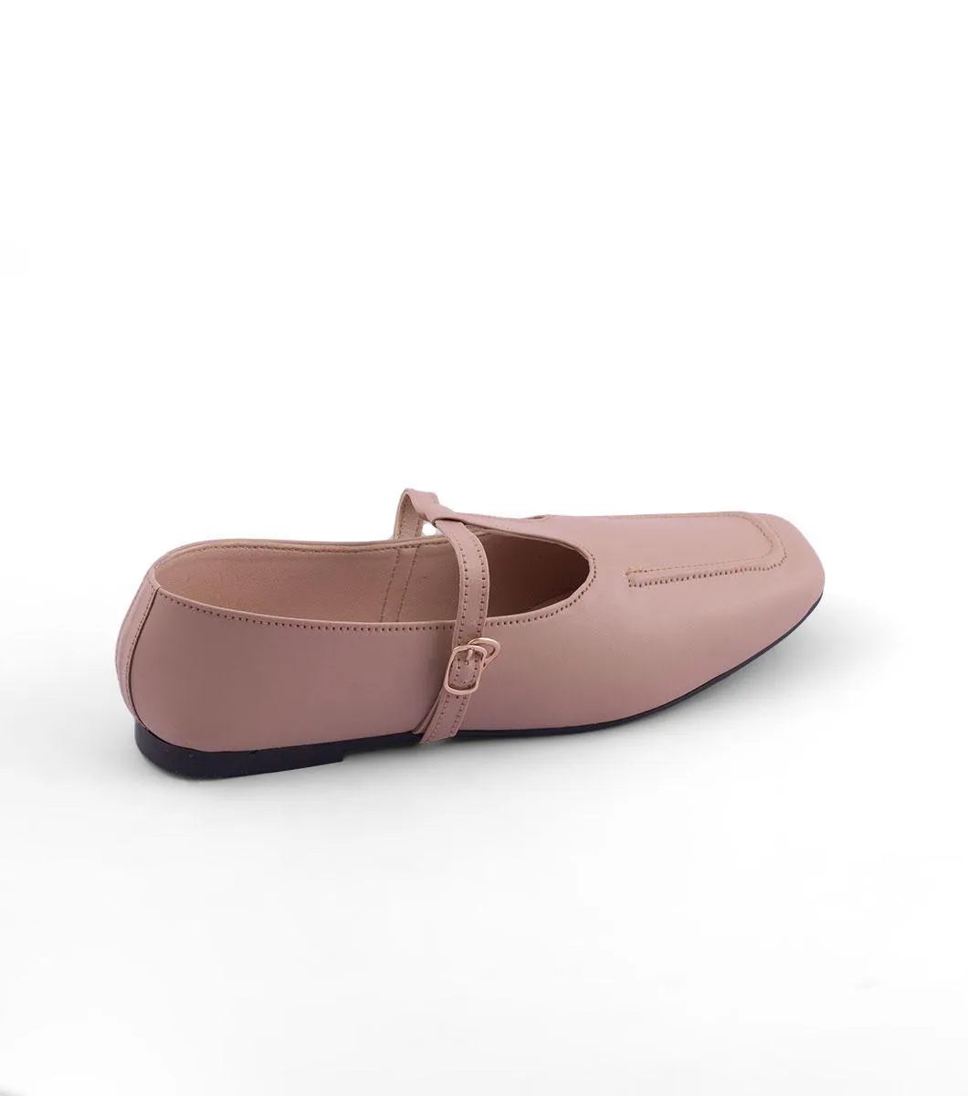 The classic flat shoes stylish G buckle strap your everyday wear.